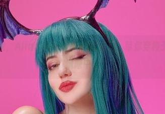 最新写真呈现，Alina Becker的女孩们，带你穿梭于梦和现实的缝隙中。